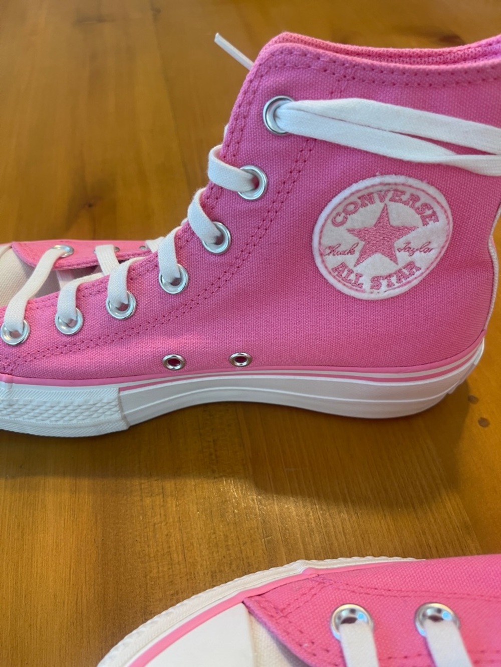 Converse High Top Sneakers in Bright Bubblegum💕Pink💕and White~ NEW Size 6.5 - Picture 4 of 9